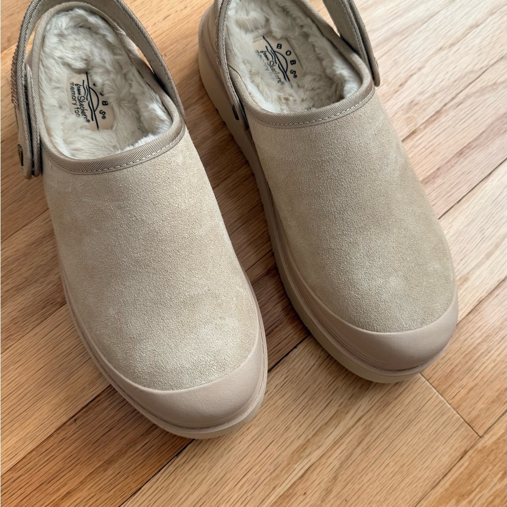 Skechers BOBS women’s Tan Slip-On Loafers